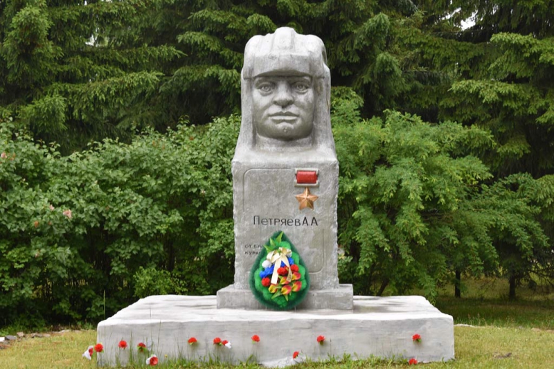 Памятник Герою Советского Союза А. А. Петряеву